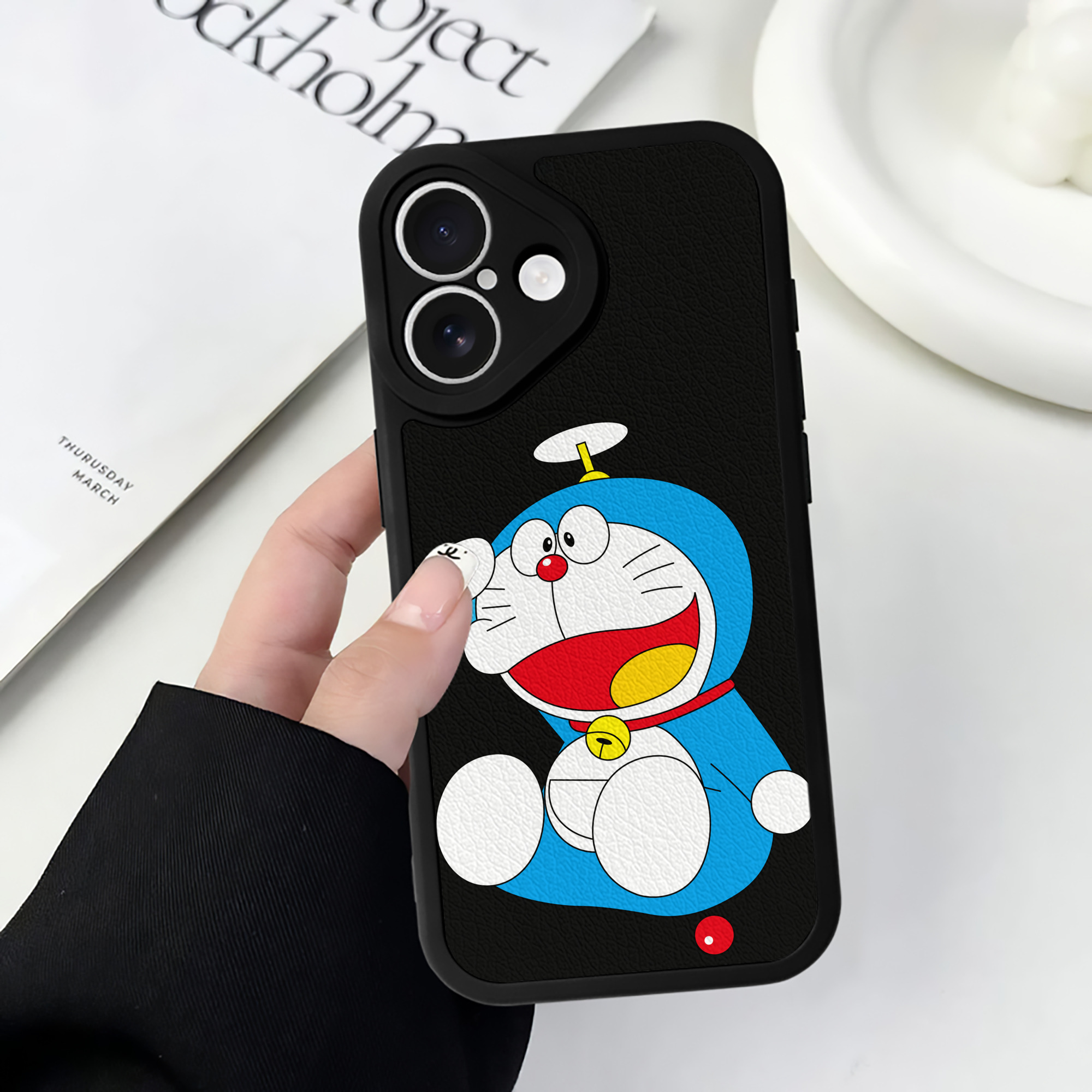 （画像用） ドラえもん Doraemon 【iPhone 16シリーズ対応】シリコンスマホケース（レザー調） 材質：シリコン